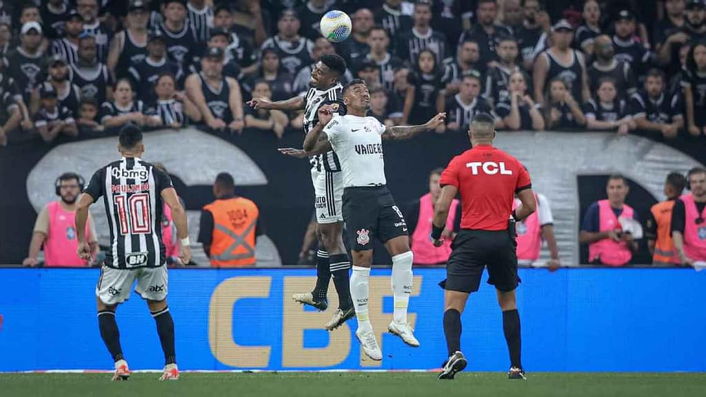 Atlético-MG protesta contra arbitragem de empate com Corinthians: ‘Futebol brasileiro precisa de mais respeito’