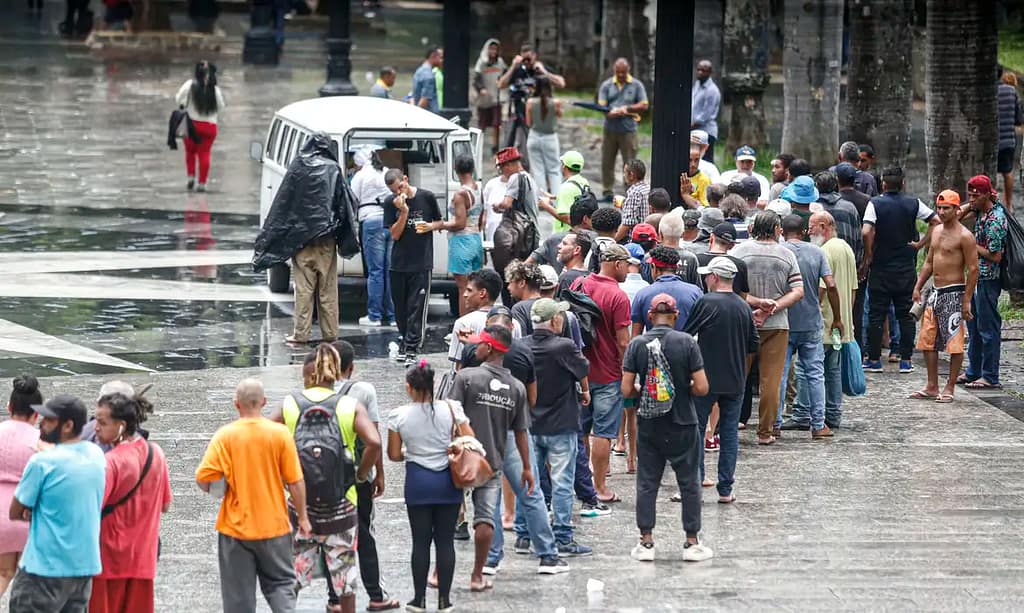 Vereadora denuncia PM por impedir doação de comida à população de rua