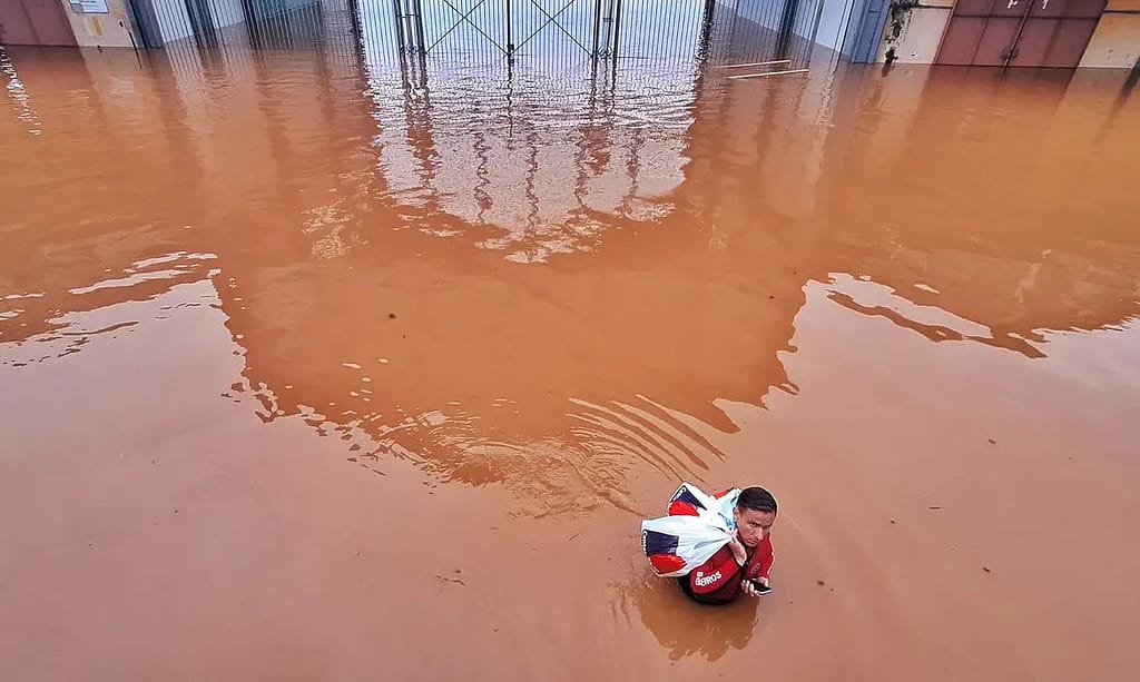 Cheia do Guaíba coloca Porto Alegre em alerta de mais inundação