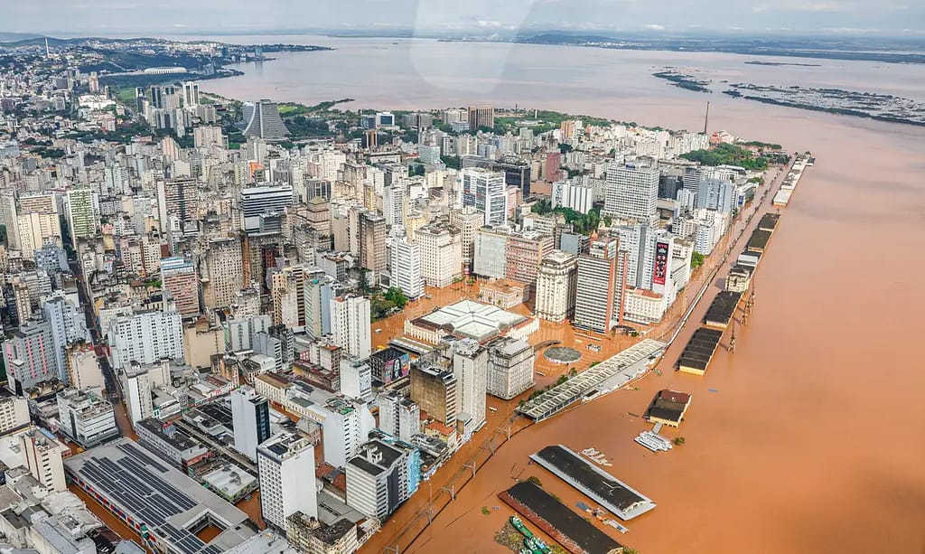 Bairro de Porto Alegre terá de ser evacuado após dique transbordar