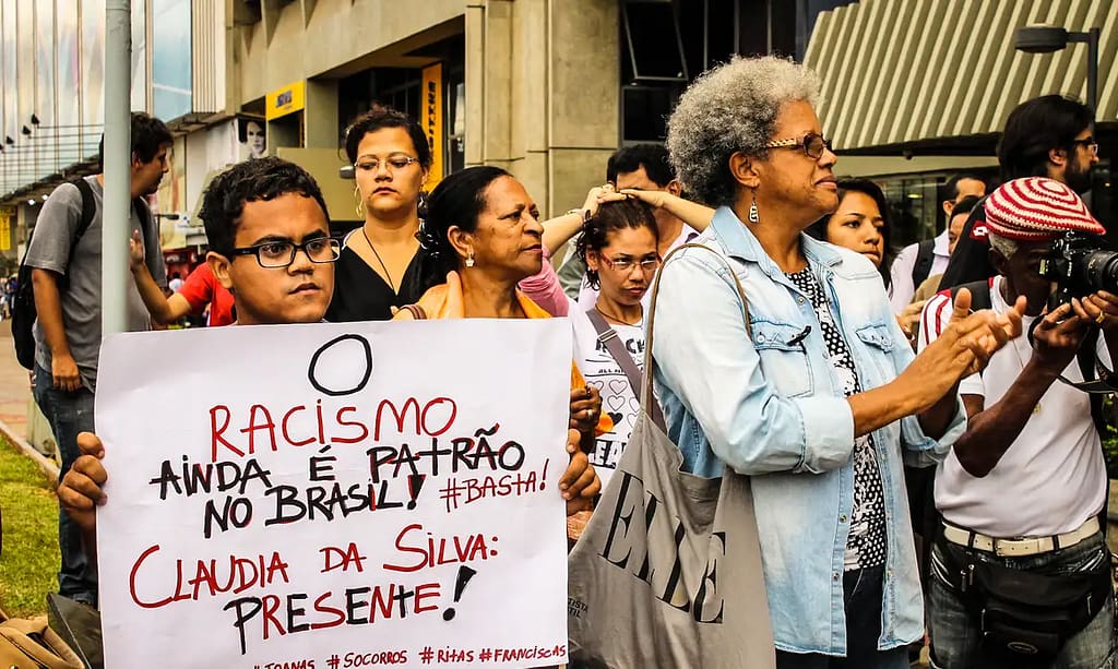 Professores e famílias devem estar engajados no combate ao racismo