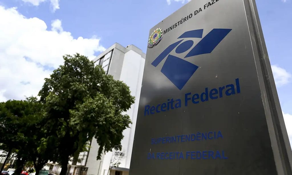 Receita Federal doará roupas apreendidas a vítimas de enchentes no RS