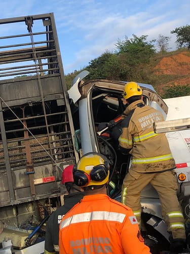 Acidente grave na BR 262 entre 3 caminhões deixa um morto