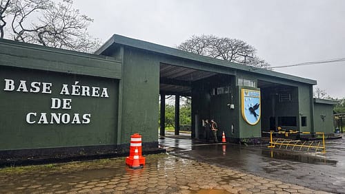 Passageiros começam a pousar e decolar da Base Aérea de Canoas