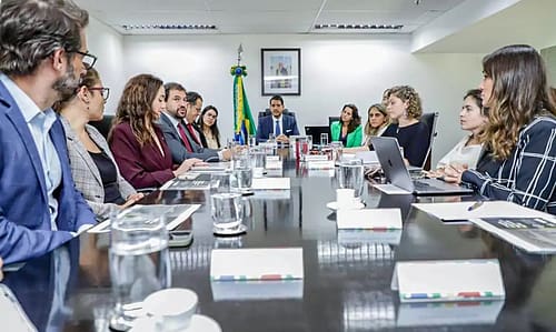 AGU quer acordo com plataformas para combater desinformação sobre RS