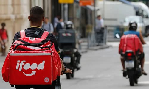 Trabalhador de aplicativo: sem proteção social, mas contra a regulação