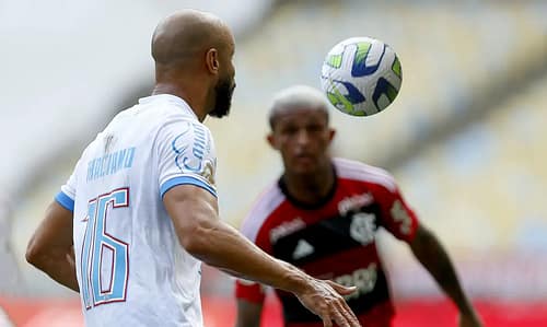 De olho na liderança do Brasileiro, Fla e Bahia jogam no Maracanã