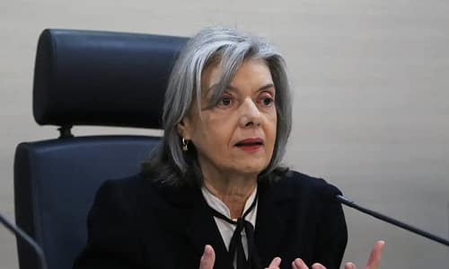 Cármen Lucia toma posse na presidência do TSE