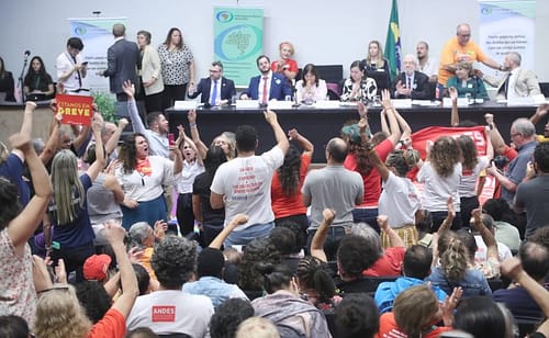 Governo faz reunião com categorias em greve nas universidades