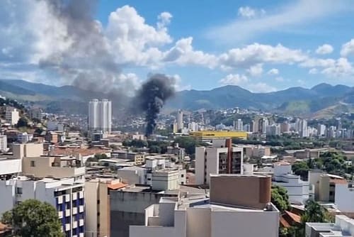 Ferro velho pega fogo em Ipatinga