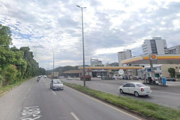 Dupla de assaltantes, rouba motocicleta e foge no veículo.