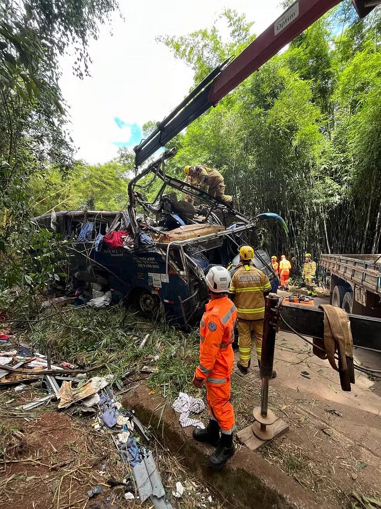 Capotamento de ônibus em Minas Gerais deixa sete mortos