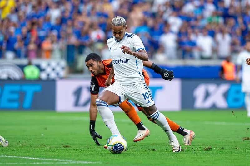 image-703 Cruzeiro domina e vence o Vitória no Mineirão em momento de bastidores agitados