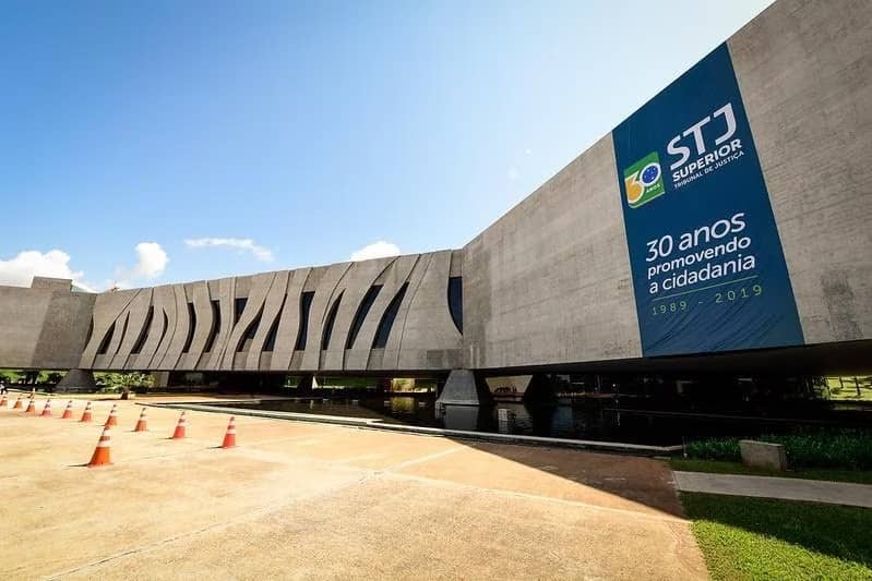 CNJ suspende norma que proíbe uso de cropped no STJ