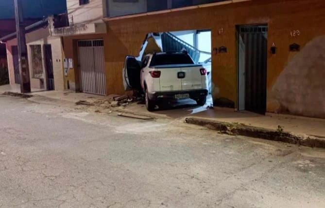 Mulher ao perder controle de carro e invadir uma casa em Santana do Paraíso fica ferida junto filha.